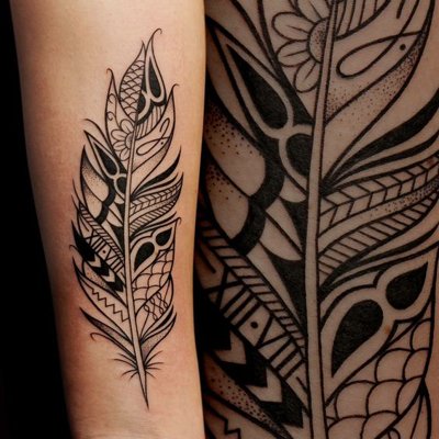 Tatouage plume style polynésien sur le bras